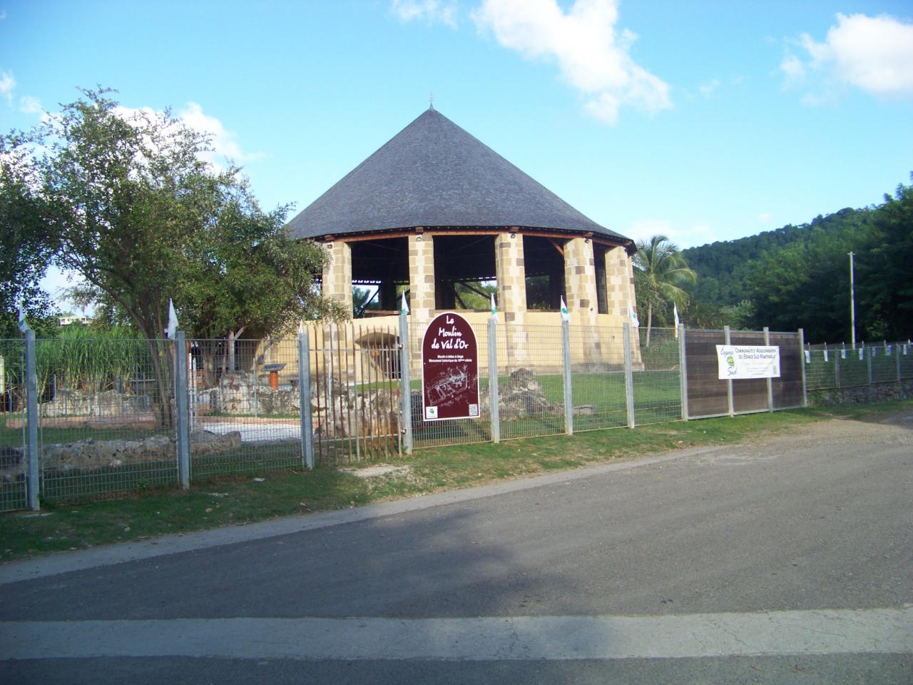 le moulin du val d'or à Sainte Anne (à 30 km environ)