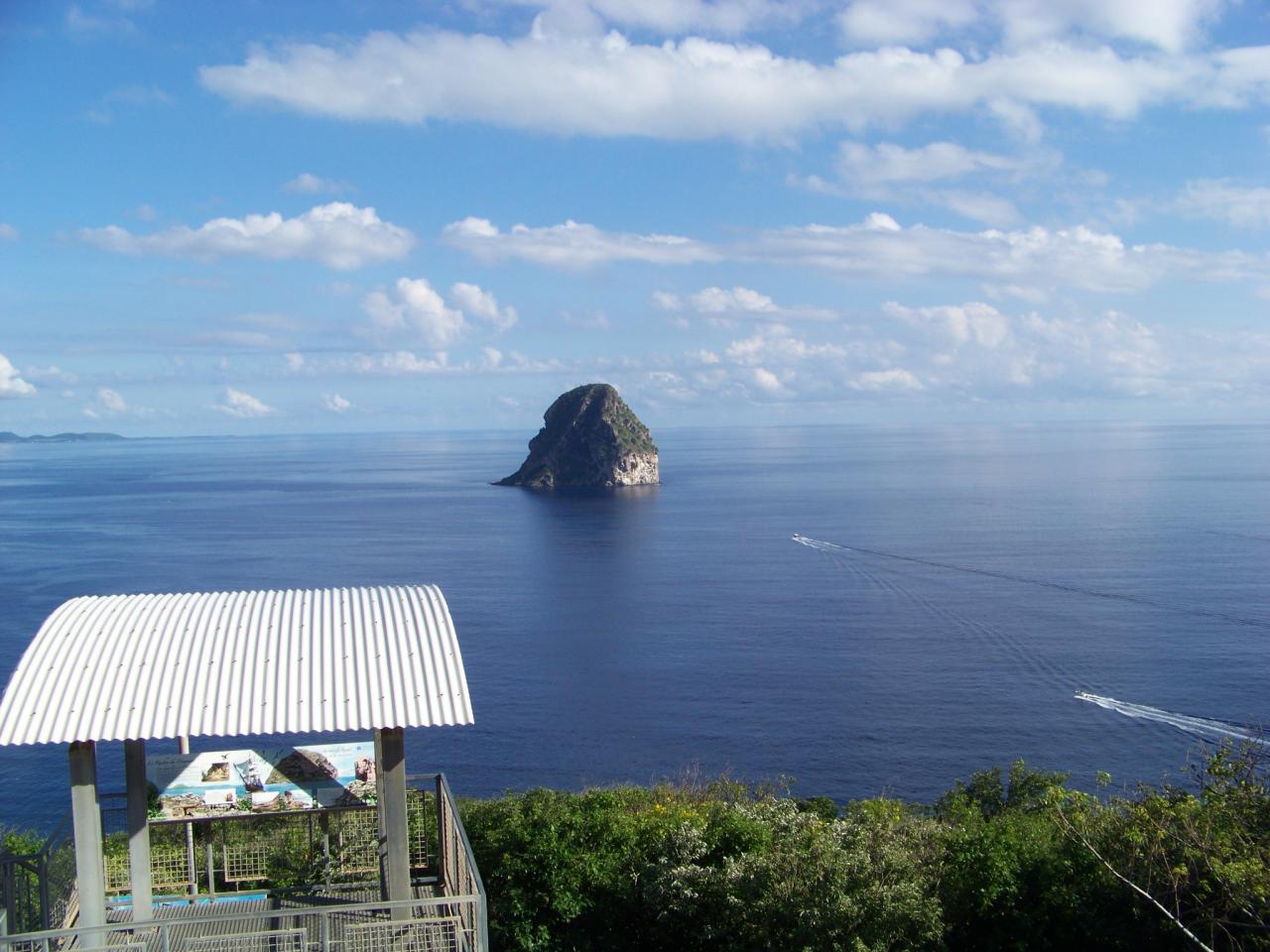 le rocher du Diamant (à l'horizon Sainte Lucie)